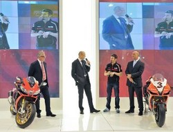 Max Biaggi Kenalkan Aprillia RSV4 Terbaru