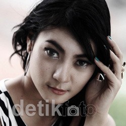 Pose Sensual Rara Harahap