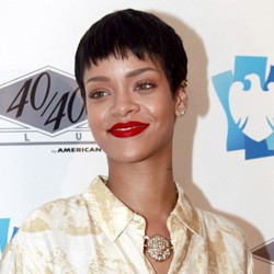 Rihanna Bergaya dengan Piama