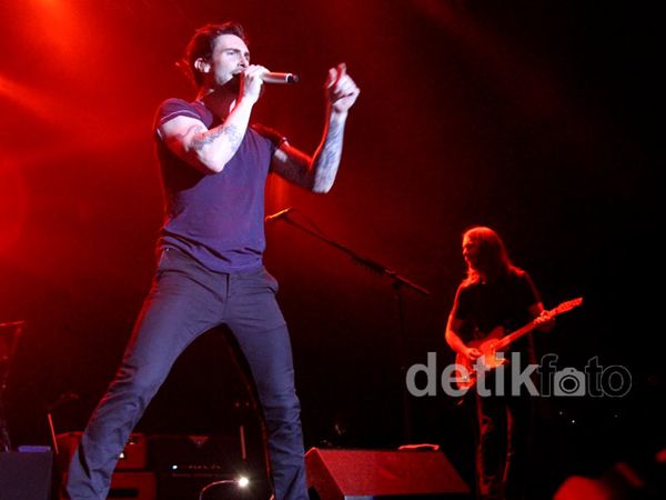 Konser Enerjik Maroon 5 di Jakarta Hari Pertama