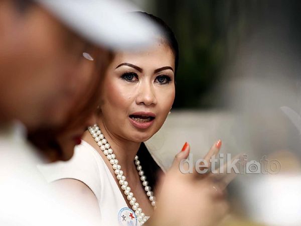 Bunda Anny, Sosialita yang Hijrah ke Dunia Sosial