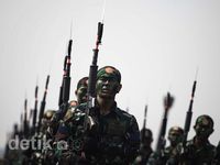 Kolone Senapan & Beladiri Meriahkan HUT TNI