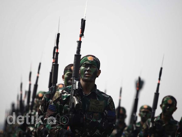 Kolone Senapan & Beladiri Meriahkan HUT TNI