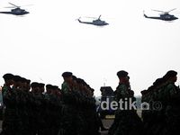 Defile Pasukan TNI Tutup Peringatan HUT ke-67 TNI