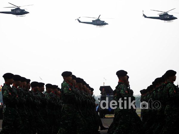 Defile Pasukan TNI Tutup Peringatan HUT ke-67 TNI