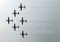 Atraksi Udara Warnai HUT TNI