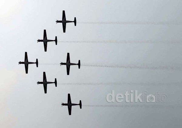 Atraksi Udara Warnai HUT TNI