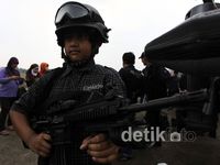 Anak-anak Bergaya dengan Alutsista TNI