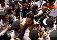 Demo di Gedung KPK Ricuh