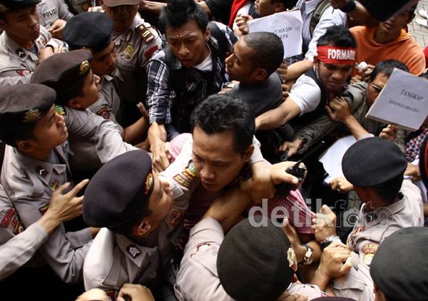 Demo di Gedung KPK Ricuh