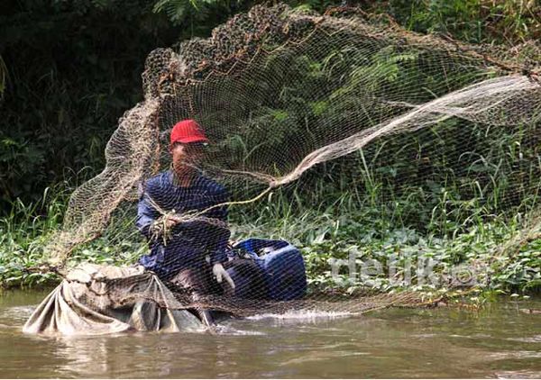 Mencari Ikan di Kalimalang