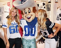 Victorias Secret Luncurkan Baju Sepakbola untuk Wanita