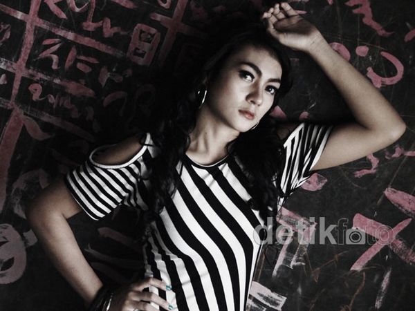 Pose Sensual Rara Harahap
