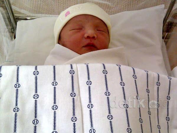 Ini Dia Bayi Laki-Laki Anji & Wina