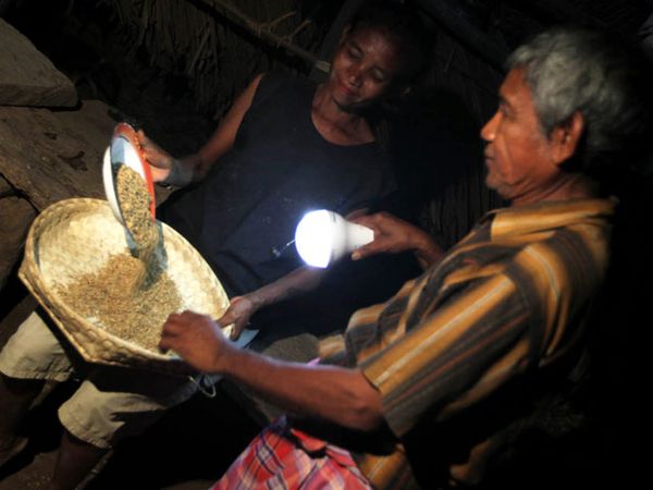 Akhirnya Listrik Terangi Pulau Terluar Indonesia