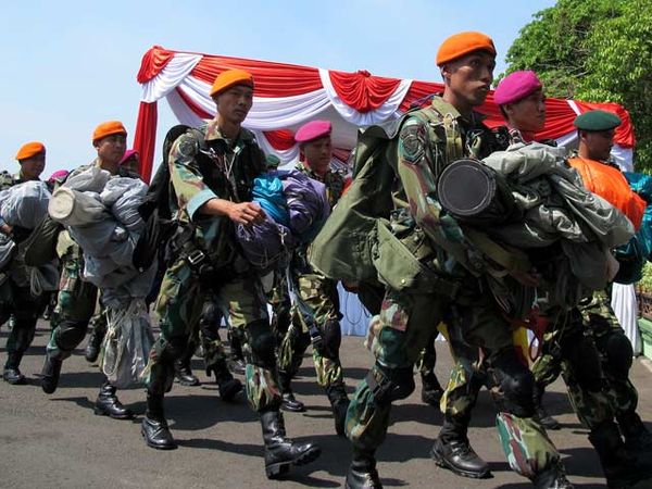 Upacara HUT ke-67 TNI di Surabaya