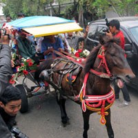 Daday-Deddy Dores Datang ke KPU Jabar Pakai Delman