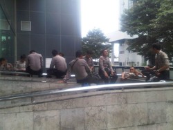 Polisi Berseragam Lengkap Kembali Berjaga di KPK