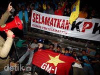 Massa Pro KPK Berjaga Hadapi Perlawanan Polri
