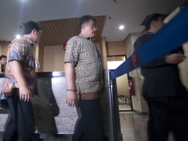 Jemput Penyidik, Puluhan Polisi Datangi KPK