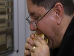 Orang-orang Ini Dibayar Untuk Menggemukan Badan