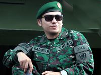 Gading Marten Gagah Pakai Seragam Tentara