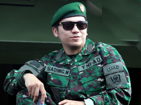 Gading Marten Gagah Pakai Seragam Tentara