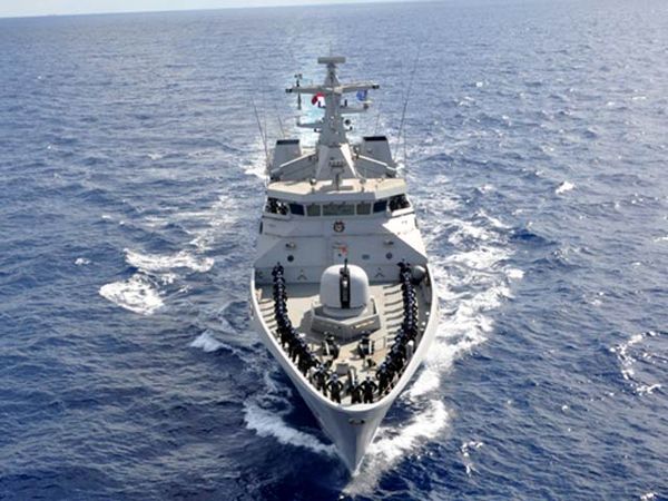 Prajurit Rayakan HUT TNI di Laut Mediterranean