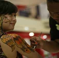 Wow, Painting Tubuh Gaya Maksimum ke Dresscode Party