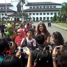 Putri Indonesia 2011 Jadi Buruan Warga di Kemilau Nusantara