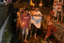 LSM di Semarang Dukung KPK dengan Melarung Topi Polisi