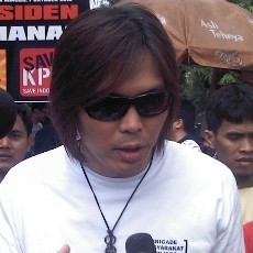 Once Nyanyikan Seperti Para Koruptor di Hadapan Ribuan Pendukung KPK