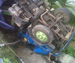 Kontainer Minuman Kemasan Masuk Jurang di Bogor, Lalin Tersendat