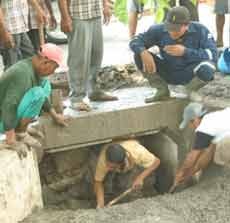 Warga Semolowaru Demo Tutup Saluran dari Box Culvert
