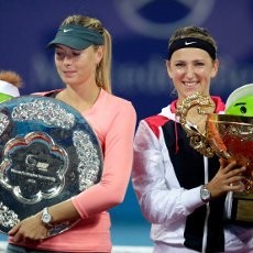Kalahkan Sharapova, Azarenka Juara