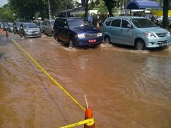 Pipa Air Bocor, Jl Kebon Sirih Tergenang