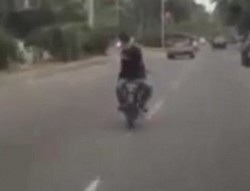 Naik Motor Sambil Gaya, Nabrak Deh