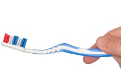 Turis Bandel Ini Tertangkap Polisi Berkat Sikat Gigi