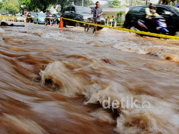 Pipa Air Bocor, Jl Kebon Sirih Tergenang