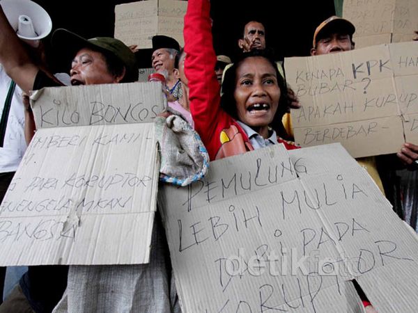 Pemulung Demo Dukung Kerja KPK