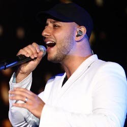 Ibu-ibu Antusias Hiasi Konser Maher Zain