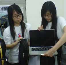 Tiga Mahasiswa Cantik Racik Tas Multifungsi