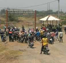 Warga Korban Lumpur Hentikan Operator Tanggul Lapindo