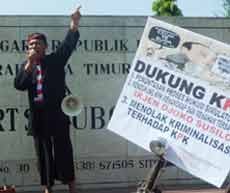 Dukung KPK, Aktivis Cuci Papan Nama Mapolres Dengan Air Kembang