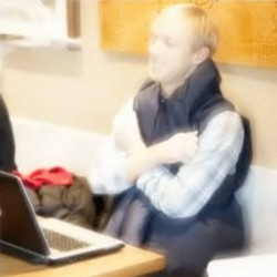 Dapat Like di Facebook Langsung Dipeluk