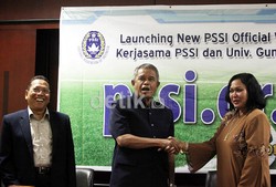 Peresmian tersebut dilakukan Ketua Umum PSSI Djohar Arifin Hussin (tengah) bersama Rektor Universitas Gunadarma Prof Margianti.