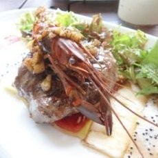 Kolaborasi Steak Daging dan Lobster yang Menggigit