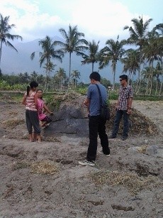 Wah! Ada Batu Besar Mirip Wajah Bayi di Garut