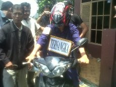 Jalani Rekonstruksi, Pembunuh Karyawati Hotel di Bogor Nyaris Dikeroyok