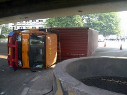 Truk Kontainer Terbalik di Tomang, Lalin Slipi-Harmoni Tersendat